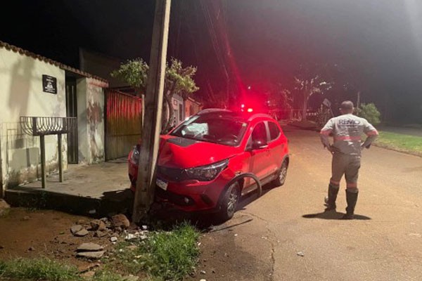 Carro vai parar em poste após motorista perder o controle ao passar em quebra-molas