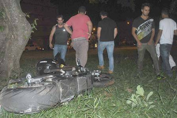 Batida violenta de motos deixa um morto e outro gravemente ferido na Major Gote