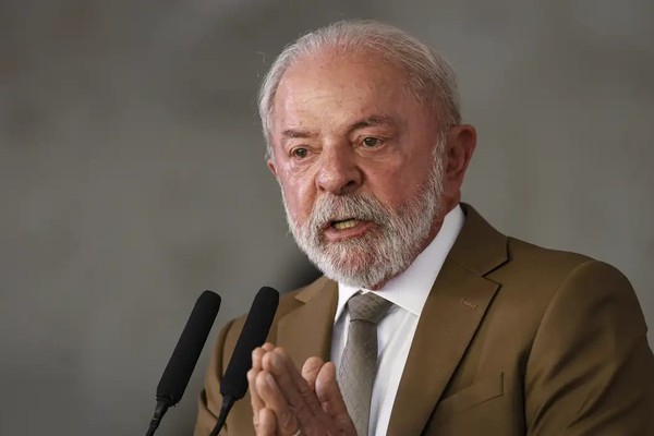 Lula zera imposto e subsidia diesel para conter alta do petróleo