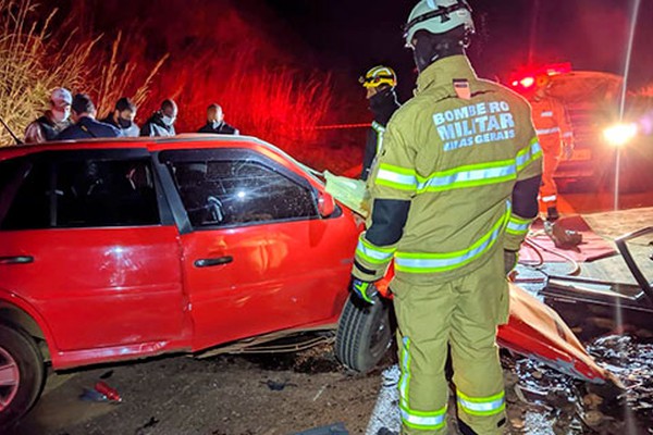 Três pessoas morrem em batida frontal de veículos na rodovia que liga Tiros a Matutina