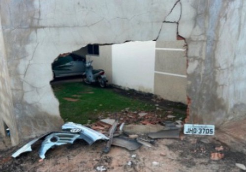 Carro faz buraco em muro após motorista embriagado perder controle de carro e bater em residência