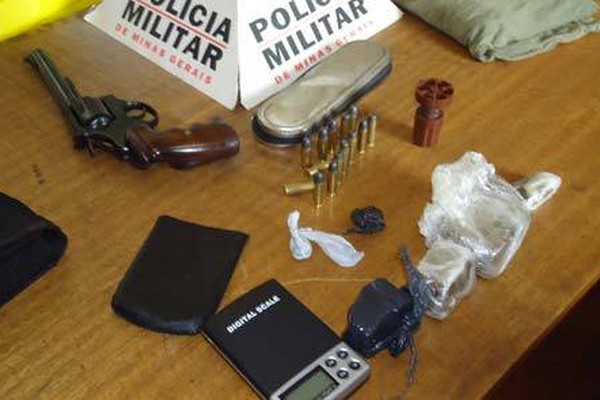 Operação Rei Momo da Polícia Militar apreende arma, munição e muita droga