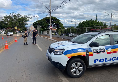 Motociclista de 21 anos morre ao tentar desviar de cão e bater em poste; adolescente ficou ferido