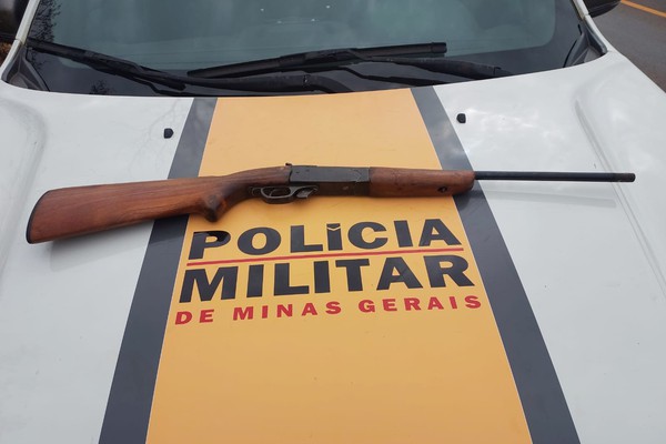 Caminhoneiro de 48 anos é flagrado com rifle calibre .22 na MG 190