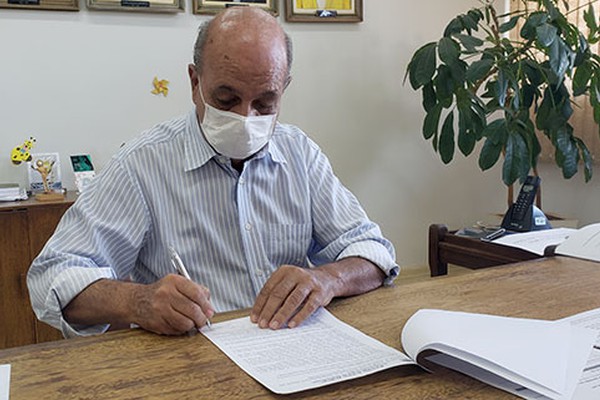 Prefeito assina ordem de serviço de quase R$ 1 milhão para fazer melhorias na rua Major Gote