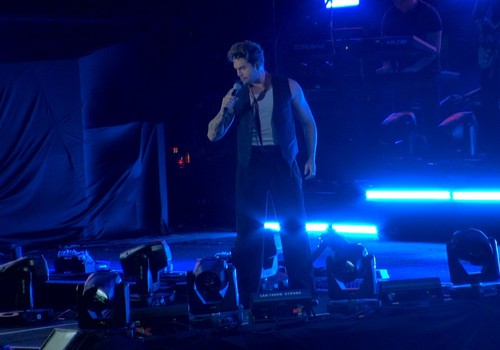 Luan Santana chama o público de Patos de Minas e canta "Clone"; veja ao vivo