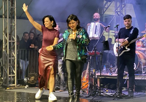 Prefeita Sandra Gomes participa de show de Roberta Miranda na Fenapraça 2026; veja ao vivo