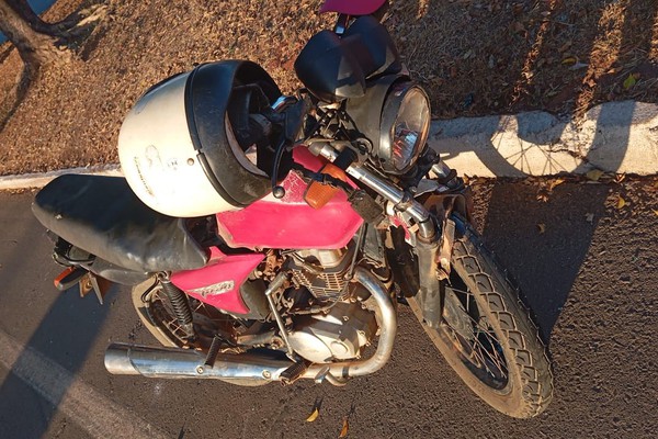 Homem inabilitado bate motocicleta em carro e fica gravemente ferido na avenida JK, em Patos de Minas