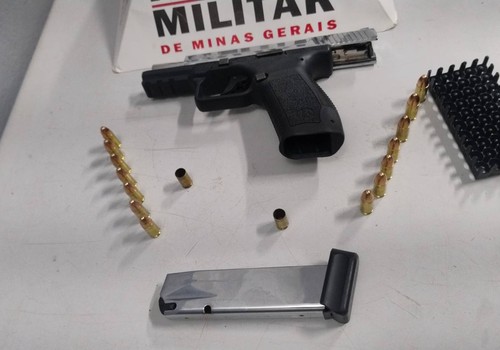 Após denúncia de disparos em chácara, homem é preso com arma de fogo e munições