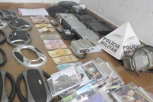 Homem foge e mulher é presa por tráfico e receptação em Carmo do Paranaíba