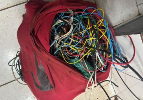 Homem é preso em cima de telhado com cabos de energia e ferramentas em Patos de Minas