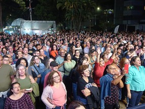 14 Bis canta o sucesso “Todo azul do mar” e encanta a Fenapraça 2025; veja ao vivo