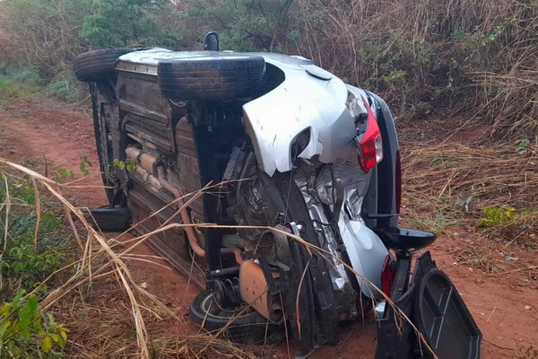 Motorista perde controle em curva e acaba capotando veículo em Presidente Olegário