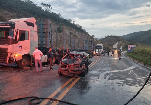 Casal fica gravemente ferido após carro aquaplanar e bater de frente com tritrem na BR146
