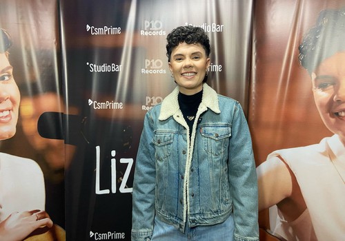 Lizandra se apresenta na Fenapraça e promete cantar músicas inéditas do novo DVD: veja ao vivo