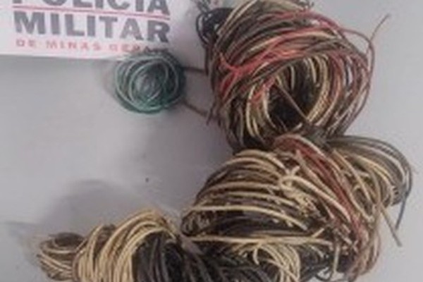 Homem flagra a casa do pai sendo furtada, persegue suspeito e o imobiliza até a chegada da polícia