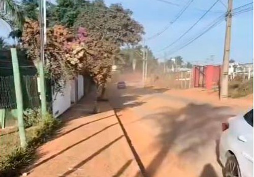 Sede de empresa é tomada por poeira de obra inacabada e deixa profissionais revoltados
