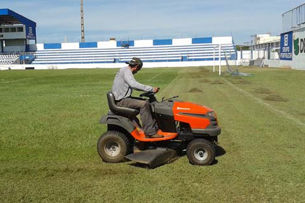 Antes da estreia da URT contra o Boa Esporte, Estádio Zama Maciel recebe cuidados
