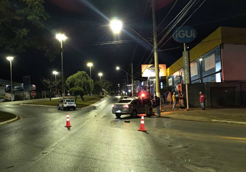 Condutor embriagado e sem habilitação avança parada e causa acidente em Patos de Minas