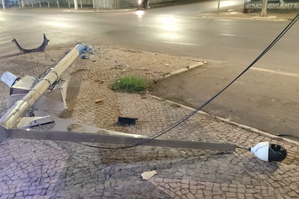 Motorista com sinais de embriaguez bate em poste do “Olho Vivo”, foge, mas acaba preso