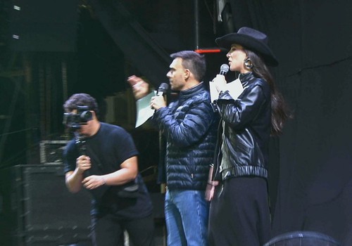 Gabriela Versiani e Mário sobem ao palco para iniciar a movimentação no Palco da Arena; veja ao vivo