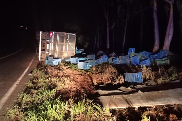 Carreta carregada de abacate a granel tomba na MGC 354 e 3 pessoas ficam feridas em Lagamar