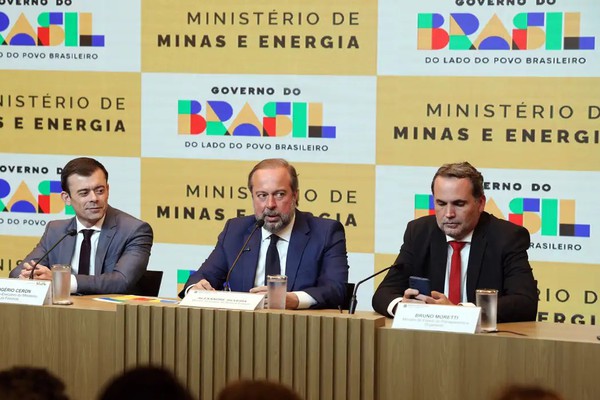 Governo cria subsídio de até R$ 0,89 para segurar preço da gasolina