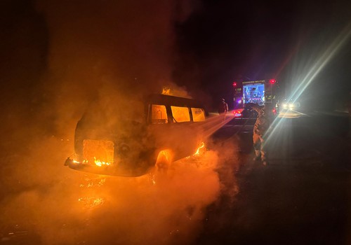Furgão pega fogo e fica destruído na BR-365, próximo à Serrinha em Patos de Minas