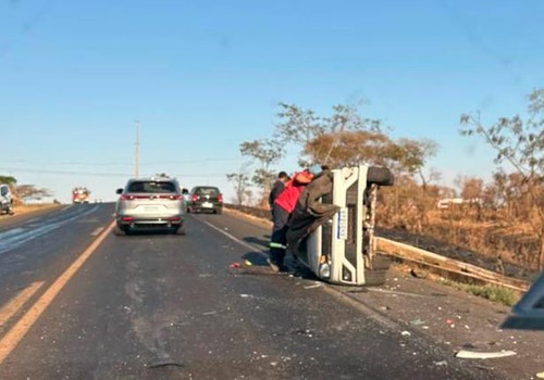 Jovem de 22 anos morre em acidente entre carreta e veículo de passeio na BR 365