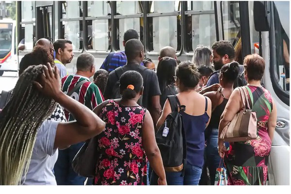 Número dos que procuram emprego há mais de 2 anos cai 17,8%, diz IBGE