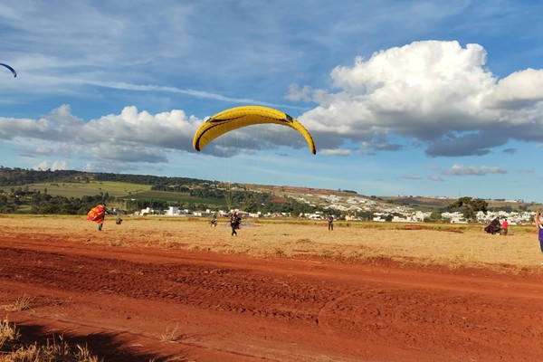 Encontro de paramotor e trike reúne pilotos de várias cidades do estado em Patos de Minas