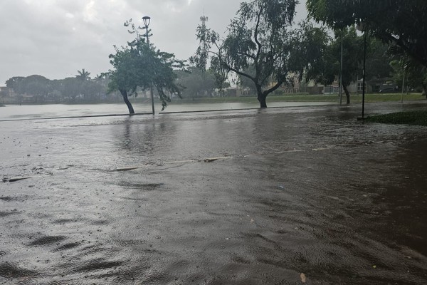 Temporal volta a causar alagamentos e dificultar o trânsito nas ruas de Patos de Minas