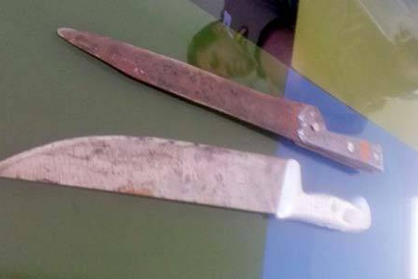 Garoto de 12 anos, vítima de bullying, leva facas para escola para acertar colega