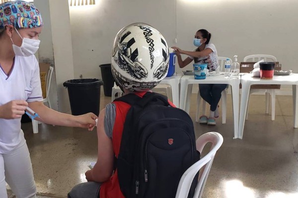 Vacinação de adolescentes sem comorbidades é suspensa pelo Ministério da Saúde