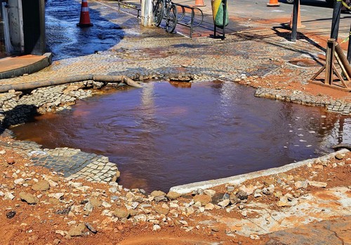 Vazamento em adutora pode causar falta d'água em 25 bairros de Patos de Minas