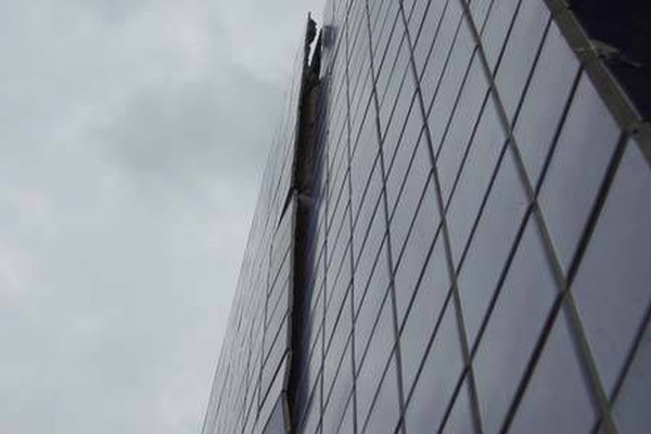 Revestimentos de parede do Hospital Regional ameaçam cair em cima de pedestres