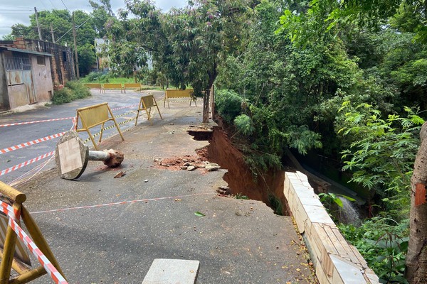 Rua é interditada após desmoronamento às margens do Rio Paranaíba, em Patos de Minas