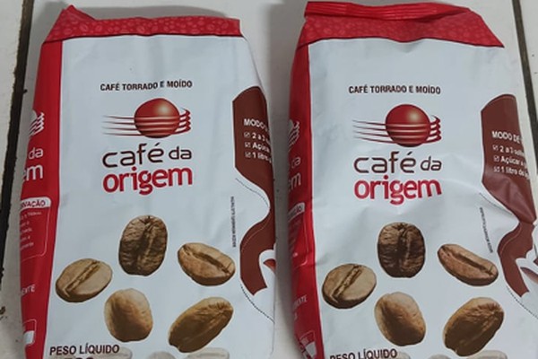 Mulher sai de supermercado sem pagar por pacotes de café e acaba presa em Patos de Minas