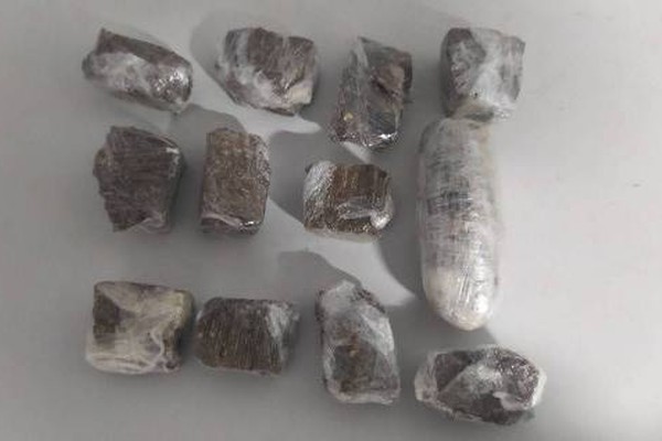 Jovem é presa em flagrante após denúncia de armazenamento de drogas e armas para facções criminosas em Patos de Minas