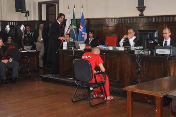 Plateia lota tribunal no júri do acusado de espancar namorada até a morte