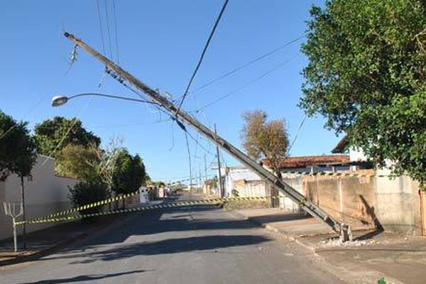 Caminhão derruba postes e foge deixando um rastro de destruição no Céu azul