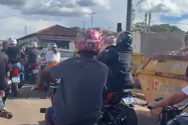 Emoção e tristeza: amigos e familiares se despedem de Álvaro com aplausos e cortejo de motociclistas