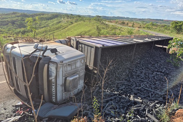 Carreta carregada de carvão tomba na MG 188 e motorista fica ferido, em Coromandel