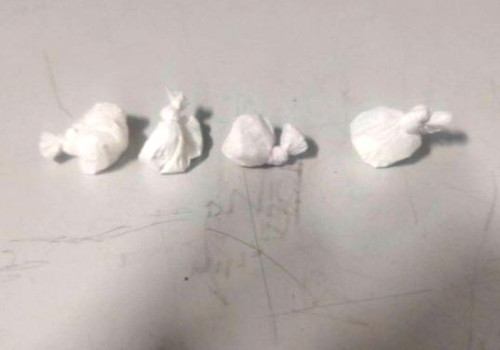 Homem corre ao ver policiais, esconde droga em brita, mas acaba preso com maconha e cocaína