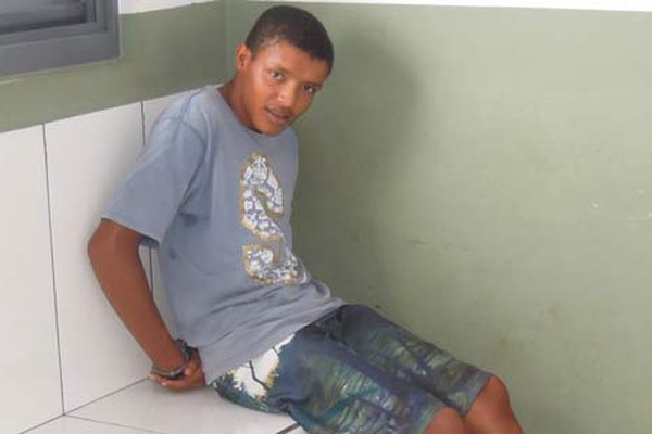 Avó denuncia neto e PM apreende arma de fogo debaixo do fogão de casa