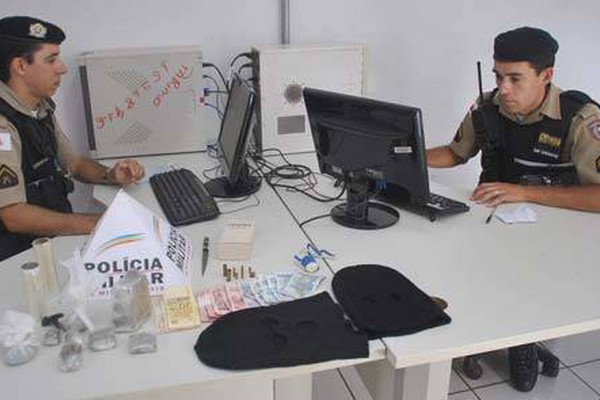 Garoto de 13 anos é apreendido com tabletes de maconha, dinheiro e capuzes