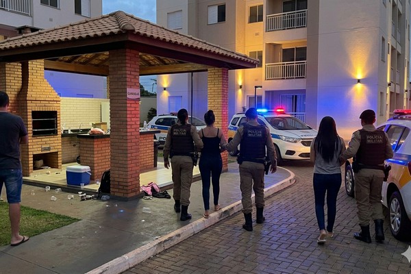 Briga por uso de quiosque em condomínio termina em prisões por injúria, vias de fato e agressão