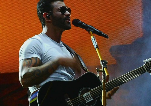 Gusttavo Lima solta a voz em cima do palco em "10 anos" e público acompanha na Arena; veja ao vivo