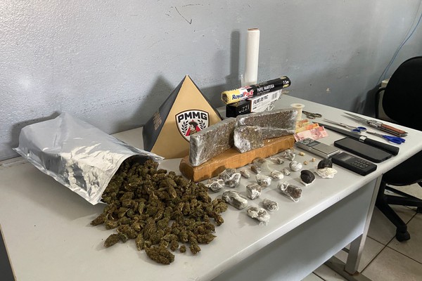 Policiais sentem forte odor de maconha e encontram grande quantidade de drogas em residência