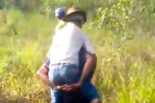 Senhor desaparecido há 3 dias é carregado nas costas após ser encontrado no meio do mato